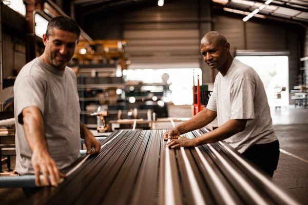 Comment choisir une jupe en cuir qui ne soit pas trop audacieuse pour un environnement de bureau?