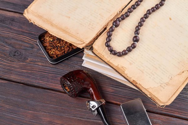 Quels types d'accessoires métalliques ajoutent une touche de raffinement à une tenue de jour?